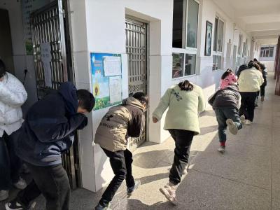 通城县塘湖镇夏家完小开展消防安全演练活动