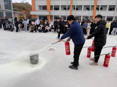 通城县麦市中学开展消防逃生演练 筑牢安全“防火墙”