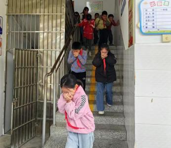 通城县大坪乡达丰完小：筑牢安全防火墙 实战演练助成长