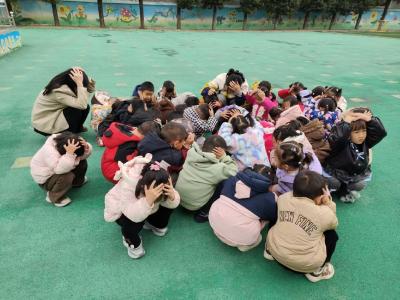 通城县沙堆镇中心幼儿园开展地震应急疏散演练活动