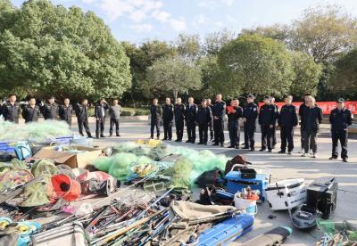 通城县开展非法捕捞渔具集中销毁行动