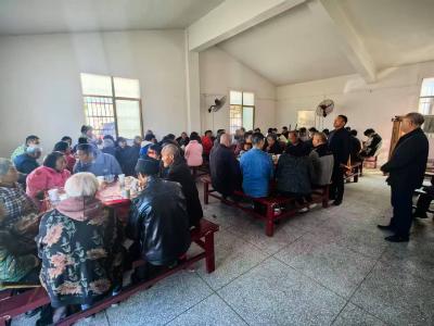 通城县四庄乡华家村：干群围坐话家常 党员志愿暖民心