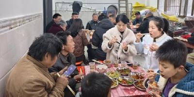 通城县大坪乡：干群同桌，暖心暖胃更凝心