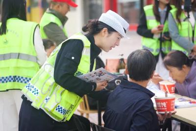 一碗馄饨暖重阳，交通安全护“夕阳”——通城公安联合多部门开展敬老爱老公益行动