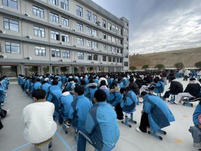 通城县麦市中学举行2025年秋季期中表彰大会