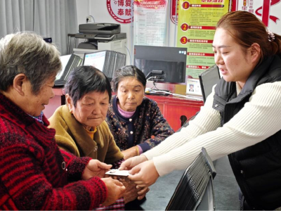 通城县沙堆镇：新能源公交与免费卡 绘就老年出行暖心画卷