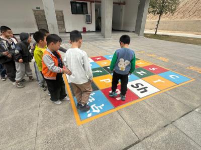 通城县麦市中心完小：地面彩绘“靓”校园，精彩课间“嗨”起来
