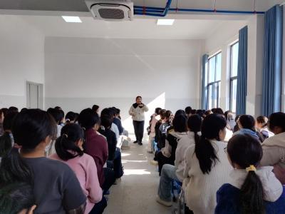 通城县麦市中学开展女生心理辅导课活动