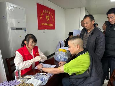 通城县志愿服务总队：县镇联动送健康 空巢老人笑开颜