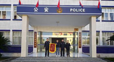 通城县北港派出所迅速侦破超市槟榔系列盗窃案获群众赠旗