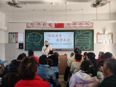 通城县塘湖镇中心完小举行家长开放日活动