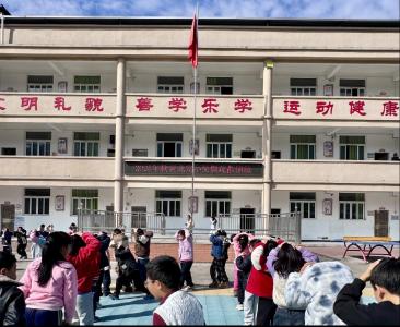 通城县麦市镇黄龙完小:开展系列应急演练 筑牢校园安全防线