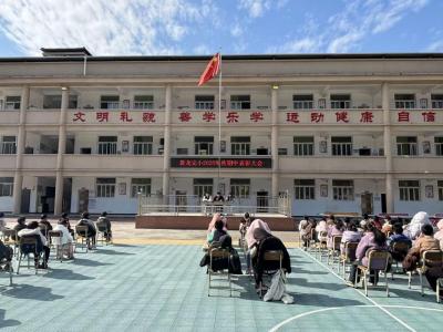 通城县麦市镇黄龙完小举行2025年秋期中考试表彰大会，激励师生奋进前行