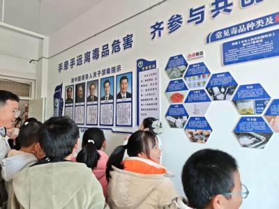 通城县五里镇五里中学：青春不“毒”行 禁毒伴成长