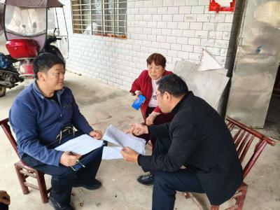 通城县大坪乡：“两费”宣传入户 筑牢民生保障网