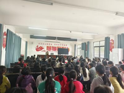 通城县大坪中心完小开展高年级女生专题讲座