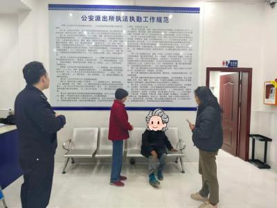 寒夜归途暖人心 通城县北港派出所民警救助迷路受伤老人