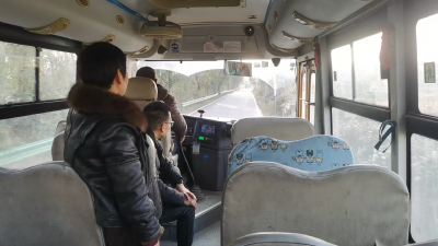 通城县石南镇：实地检查校车安全 全程护送守护平安