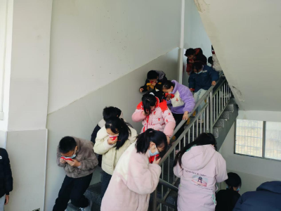 通城县四庄乡中心完小开展冬春火灾“百日行动”消防演练活动