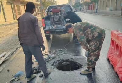 通城县大坪乡南山村：党建引领办实事 井盖维修保通畅