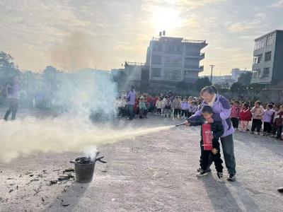 通城县关刀镇中心幼儿园开展冬季消防安全应急疏散演练活动