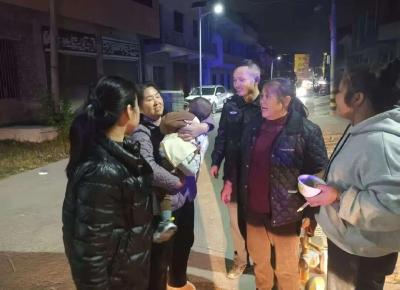 阳光下的守护 | 警民接力，协助幼童平安归家