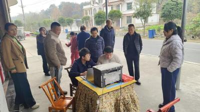 通城县沙堆镇石冲村：进村入户收“两费”  便民服务暖人心