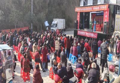 通城县大坪乡青山村：移风易俗送戏下乡 文明新风吹进心田