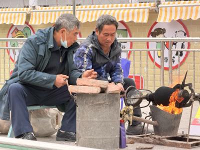 通城县沙堆镇中心幼儿园邀请“爆米花爷爷”带来传统美食记忆