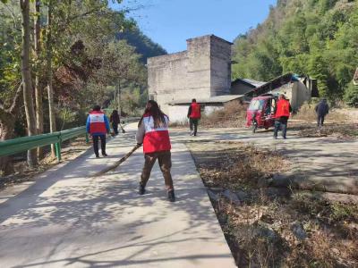 通城县四庄乡守仙洞村：党员干部带头  “千人净村”扮靓美丽乡村