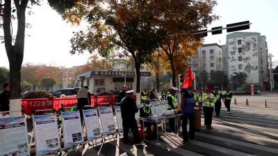 视频-送头盔进商圈 讲知识入校园｜通城公安交警开展“122”全国交通安全日活动