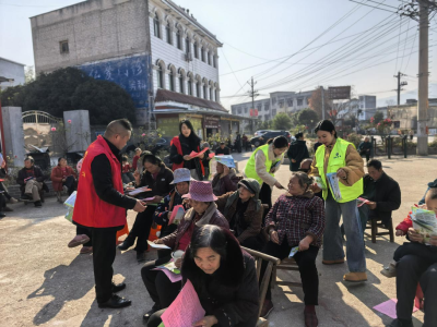 通城县五里镇大坪坳村“搭台”普法润民心
