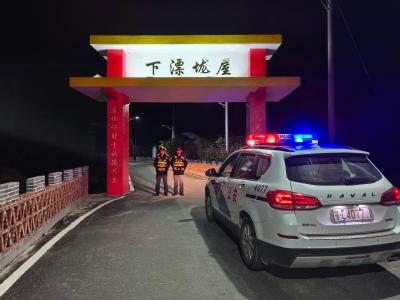 通城县石南镇纪委联合派出所开展夜间治安巡查