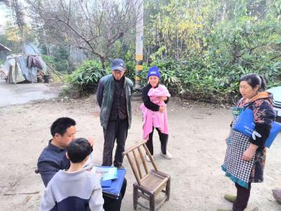 通城县石南镇石马村：入户走访 筑牢防返贫防线