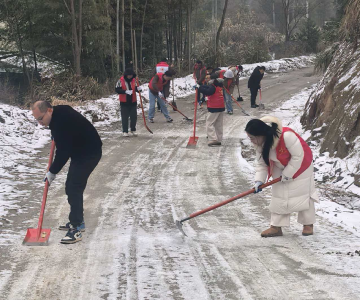 通城县塘湖镇：同心破冰开坦途 “清底见黑”保平安