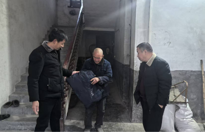 通城县塘湖镇：寒冬送暖抵民心 赠衣送被护民安
