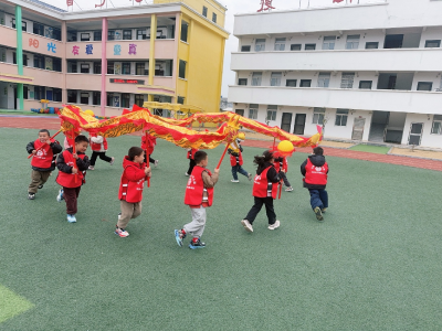 通城县马港镇中心幼儿园：龙腾灯耀迎元旦 孩童寻乐庆马年