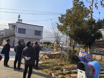 通城县麦市镇冷塅村：集中清理乱搭乱建 村容村貌焕新颜