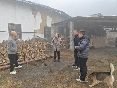 通城县麦市镇金麦村党员干部入户走访排查护平安