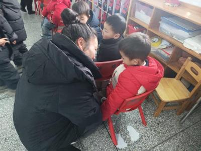 通城县沙堆镇中心幼儿园开展防拐骗演练活动