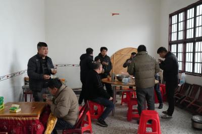 通城县麦市镇李塅村：一碗热饭 温暖冰雪滞留路