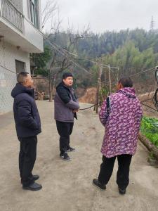 通城县四庄乡：寒潮来袭 乡干部进村入户筑牢温暖防线