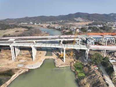 中建二局通修高速公路项目钢混组合梁安装工程圆满完成