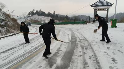 通城县四庄乡派出所：雪天封路排隐患 融雪保通暖民心