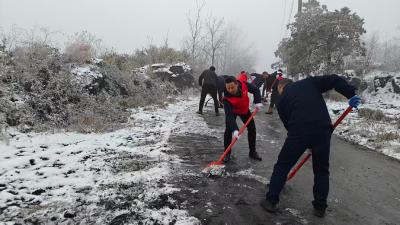通城县塘湖镇启动集中铲雪除冰行动