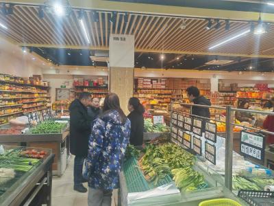 通城县石南镇：冰雪保供在行动 物资检查民心安