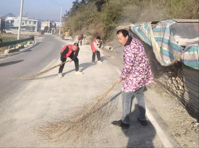 【清洁家园在行动】通城县五里镇何家村：全员参与齐发力 清洁家园焕新颜