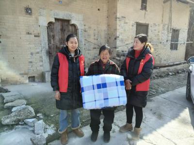 通城县北港镇桂家村妇联寒冬慰问困难群众