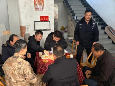 通城县石南镇：为报考军队文职青年完成“政治体检”