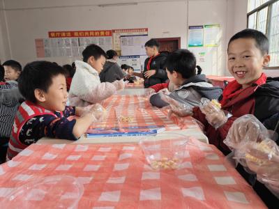 通城县马港镇石溪完小：巧手包饺子 欢乐迎元旦
